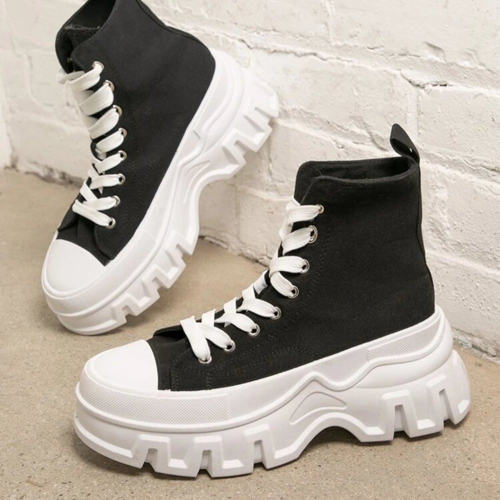 Womens Lace Up Hi Top Canvas Shoes Sporty Outdoor Sneakers Size 9.5 NEW